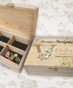 caja insignias inicial floral