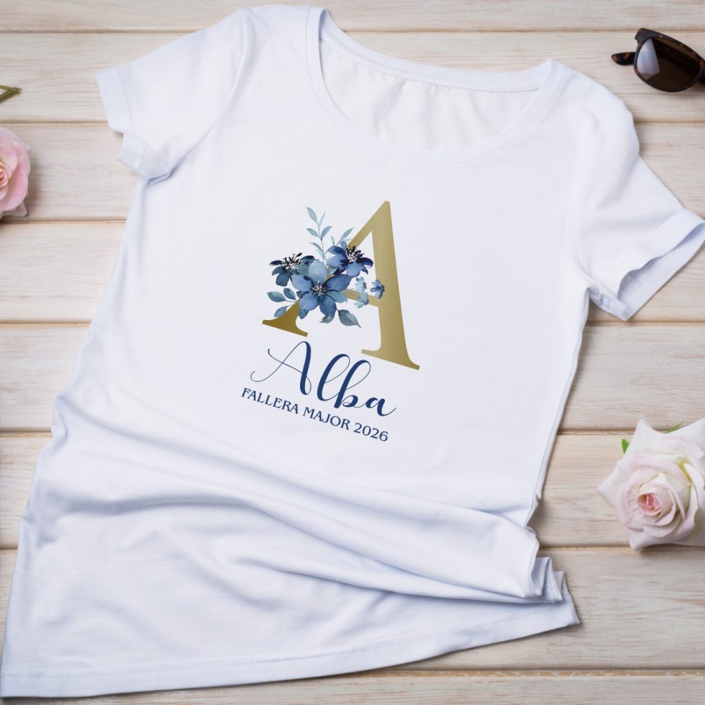 camiseta con inicial floral