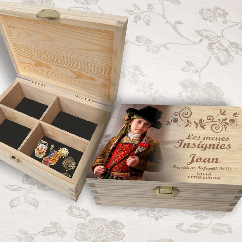 caja de madera para las insignias
