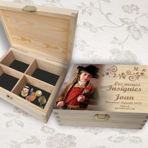 caja de madera para las insignias