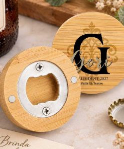 Imán abrebotellas personalizado de madera con inicial negra y nombre