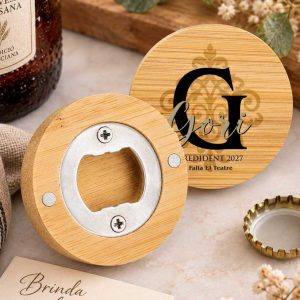 Imán abrebotellas personalizado de madera con inicial negra y nombre